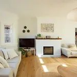 Spacious 4-Bedroom Manly Apartment, 2 Min Walk To Beach & Ferry