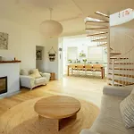 Spacious 4-Bedroom Manly Apartment, 2 Min Walk To Beach & Ferry