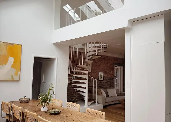 Spacious 4-Bedroom Manly Apartment, 2 Min Walk To Beach & Ferry