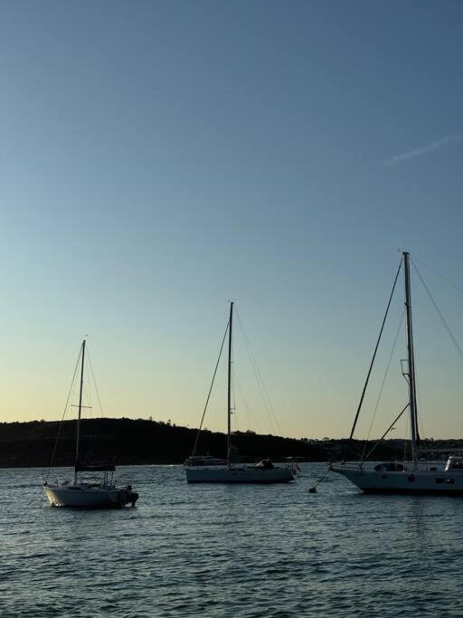Spacious 4-Bedroom Manly Apartment, 2 Min Walk To Beach & Ferry Apartment *
