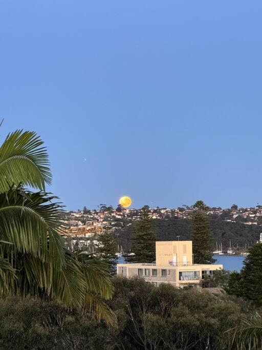 Spacious 4-Bedroom Manly Apartment, 2 Min Walk To Beach & Ferry