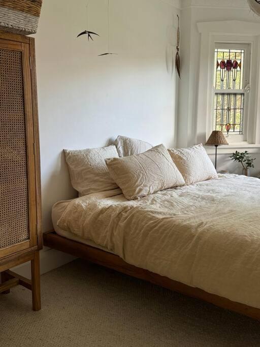 Spacious 4-Bedroom Manly Apartment, 2 Min Walk To Beach & Ferry *