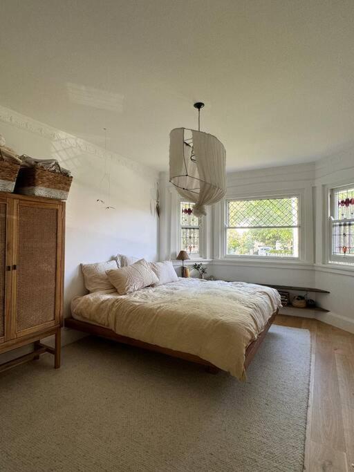 Spacious 4-Bedroom Manly Apartment, 2 Min Walk To Beach & Ferry * Sydney