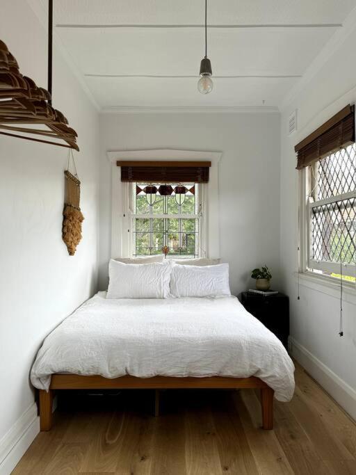 Spacious 4-Bedroom Manly Apartment, 2 Min Walk To Beach & Ferry Apartment *