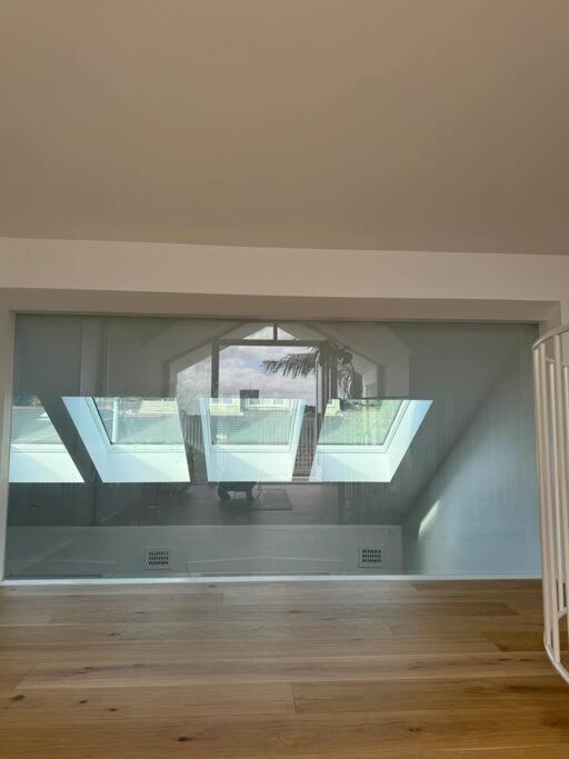Spacious 4-Bedroom Manly Apartment, 2 Min Walk To Beach & Ferry Sydney