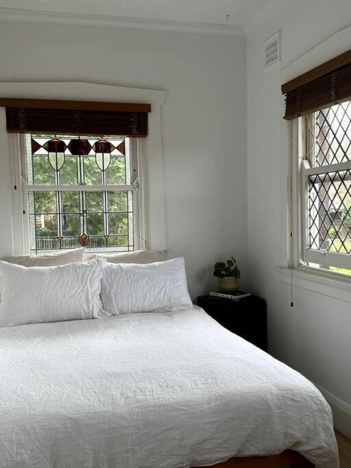 Spacious 4-Bedroom Manly Apartment, 2 Min Walk To Beach & Ferry Apartment