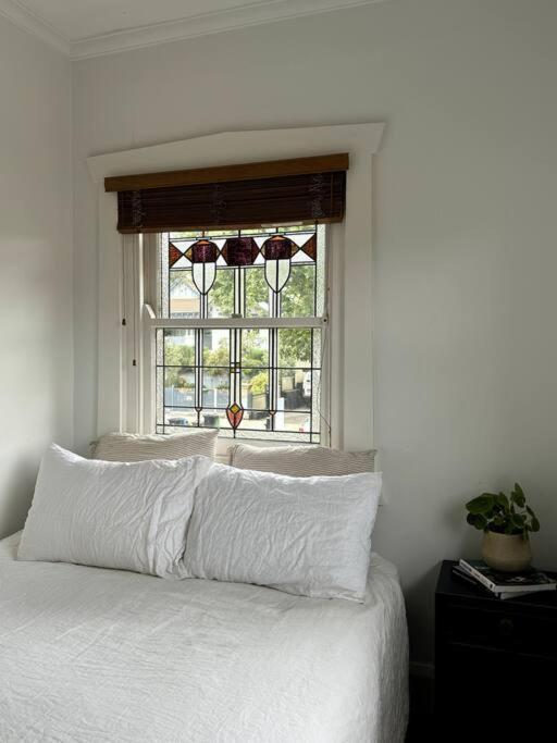 Spacious 4-Bedroom Manly Apartment, 2 Min Walk To Beach & Ferry *