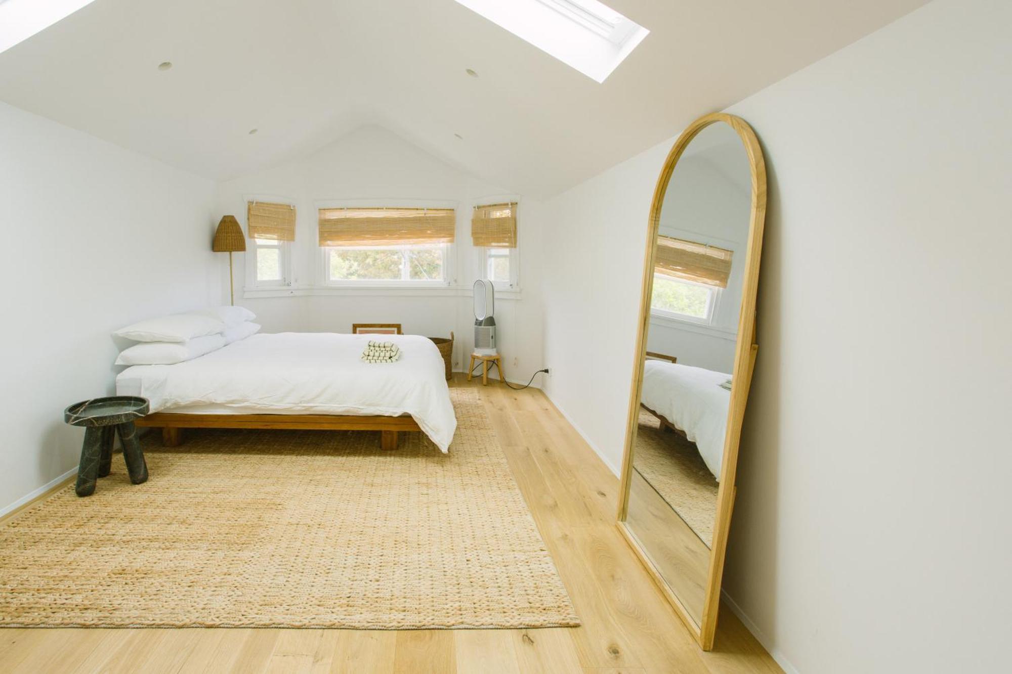 Spacious 4-Bedroom Manly Apartment, 2 Min Walk To Beach & Ferry *