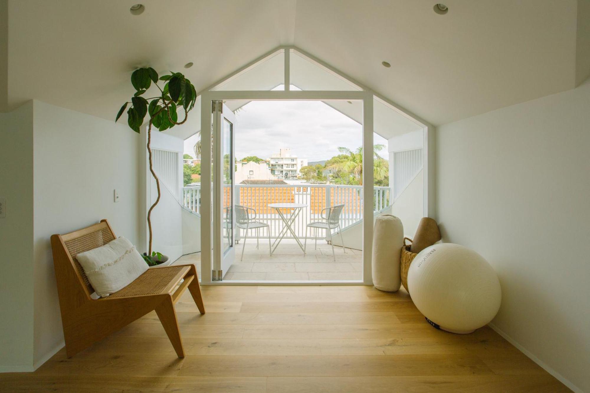 Spacious 4-Bedroom Manly Apartment, 2 Min Walk To Beach & Ferry